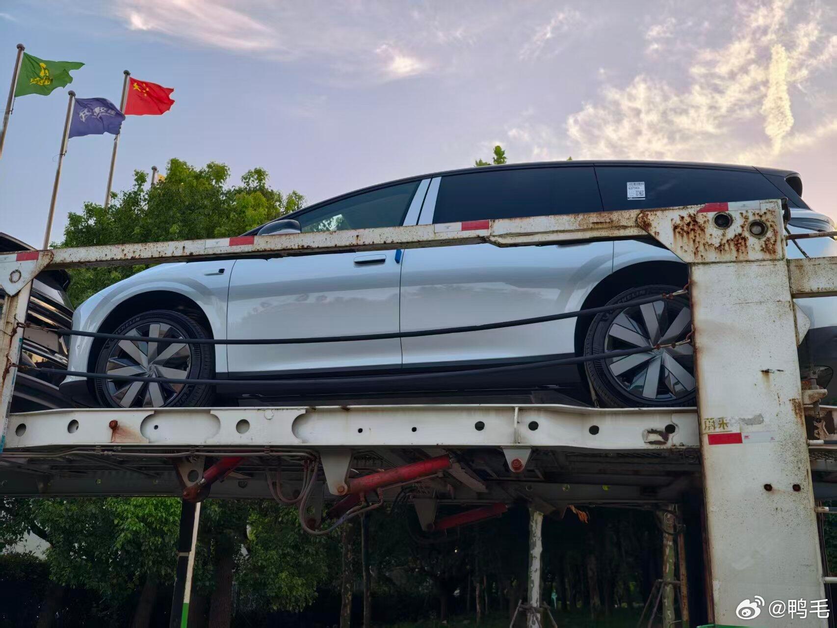 关于新款理想i8的路边社消息：前排这次直接升级成了双零重力座椅，二排还是保留一个