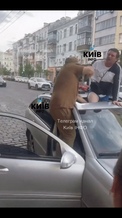 乌克兰首都基辅，TCC拦住一辆壮年男性开的小汽车，随后一名TCC人员上前生拉硬拽