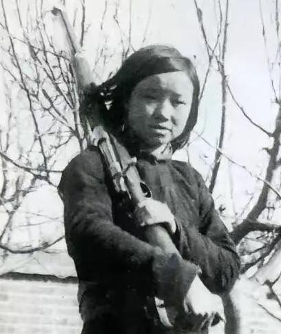 1944年，陈杰英被捕，日军刺了她几刀后，就把她踹进了提前挖好的大坑中。然而，等