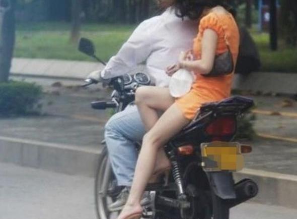 1989年，黑龙江一女子没穿内裤坐摩托车，裙子被吹起来，被同村青年看到后调侃了一