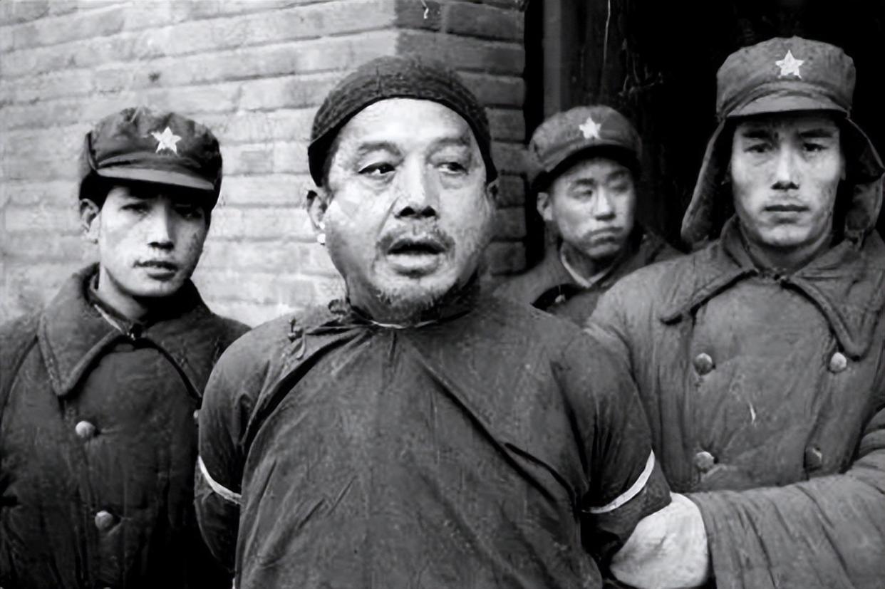 1945年，一名旅长突然叛变，残杀133名干部，根据地遭严重破坏。这名叛徒