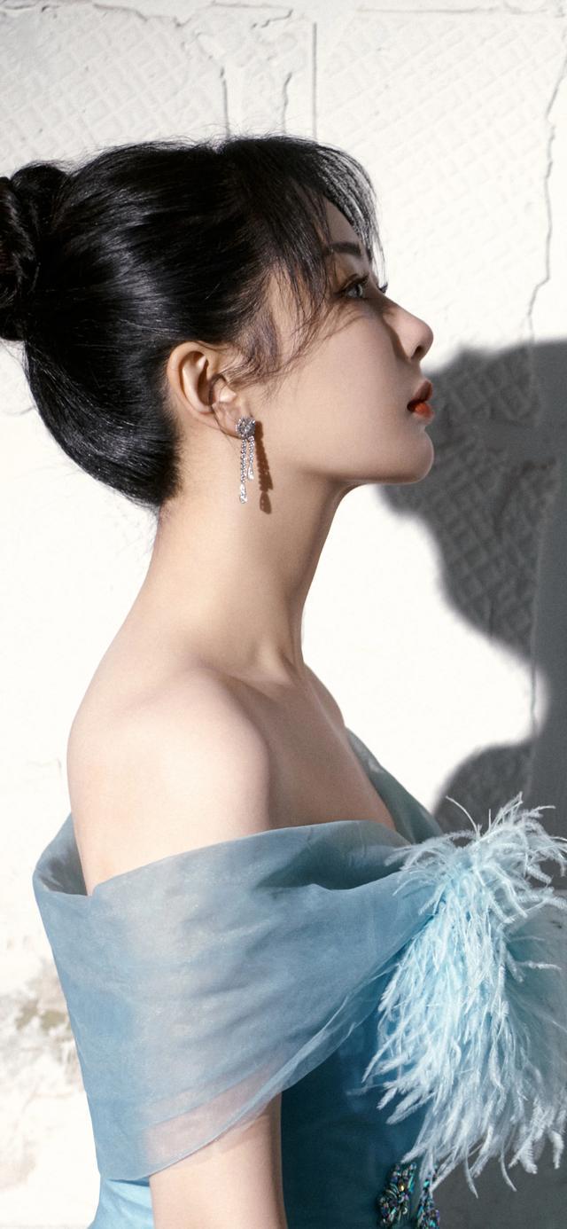 杨紫：碧蓝纱裙唯美写真壁纸。杨紫