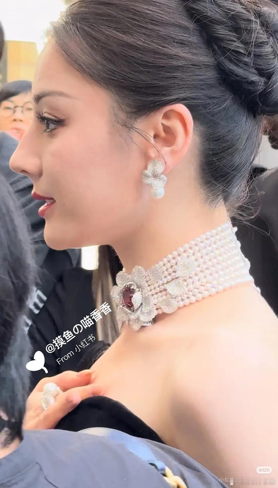 迪丽热巴皮肤太差了所以剧里很奇怪总觉得脸上角质层很厚