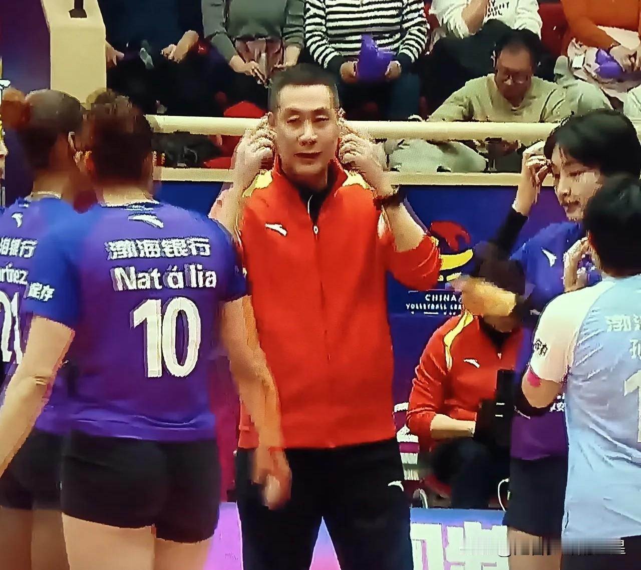 天津女排训练板上，真的早已“内定”主力阵容？听说天津女排驻地有块神秘黑板，上