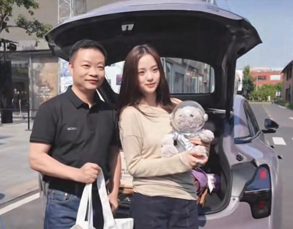 70后的何小鹏与00后的欧阳娜娜站在一起，毫无违和感！何小鹏称，mona