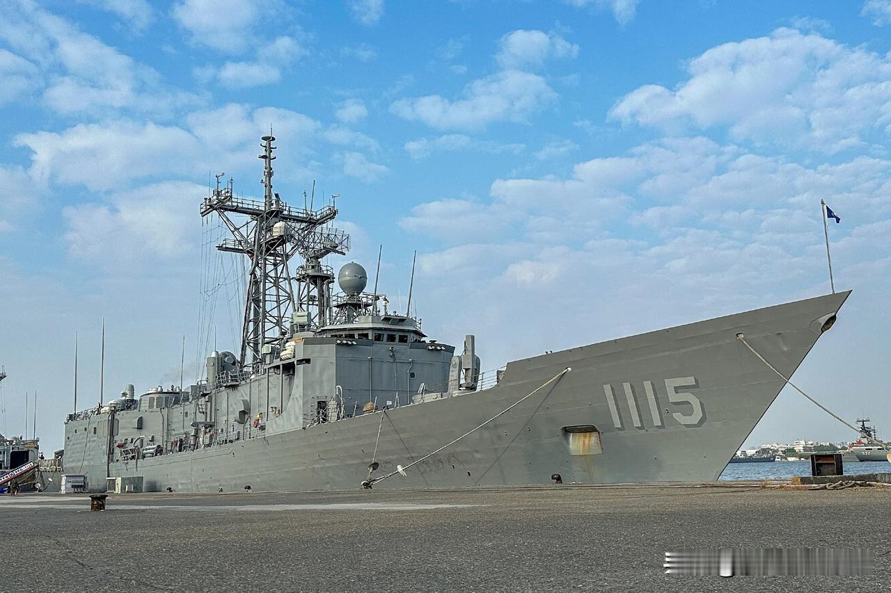 1115舰采用单臂发射防空导弹，配备密集阵近防系统。不出意外，这是我们仅有的四艘