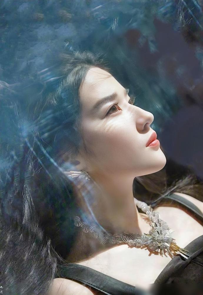 见过刘亦菲本人是什么体验？我朋友前几年在机场见过刘亦菲,那天就是个赶航班