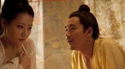 672年，李世民亲弟弟李元礼在花园里纳凉时，竟然看到儿子李茂抱着自己的小妾赵姬，
