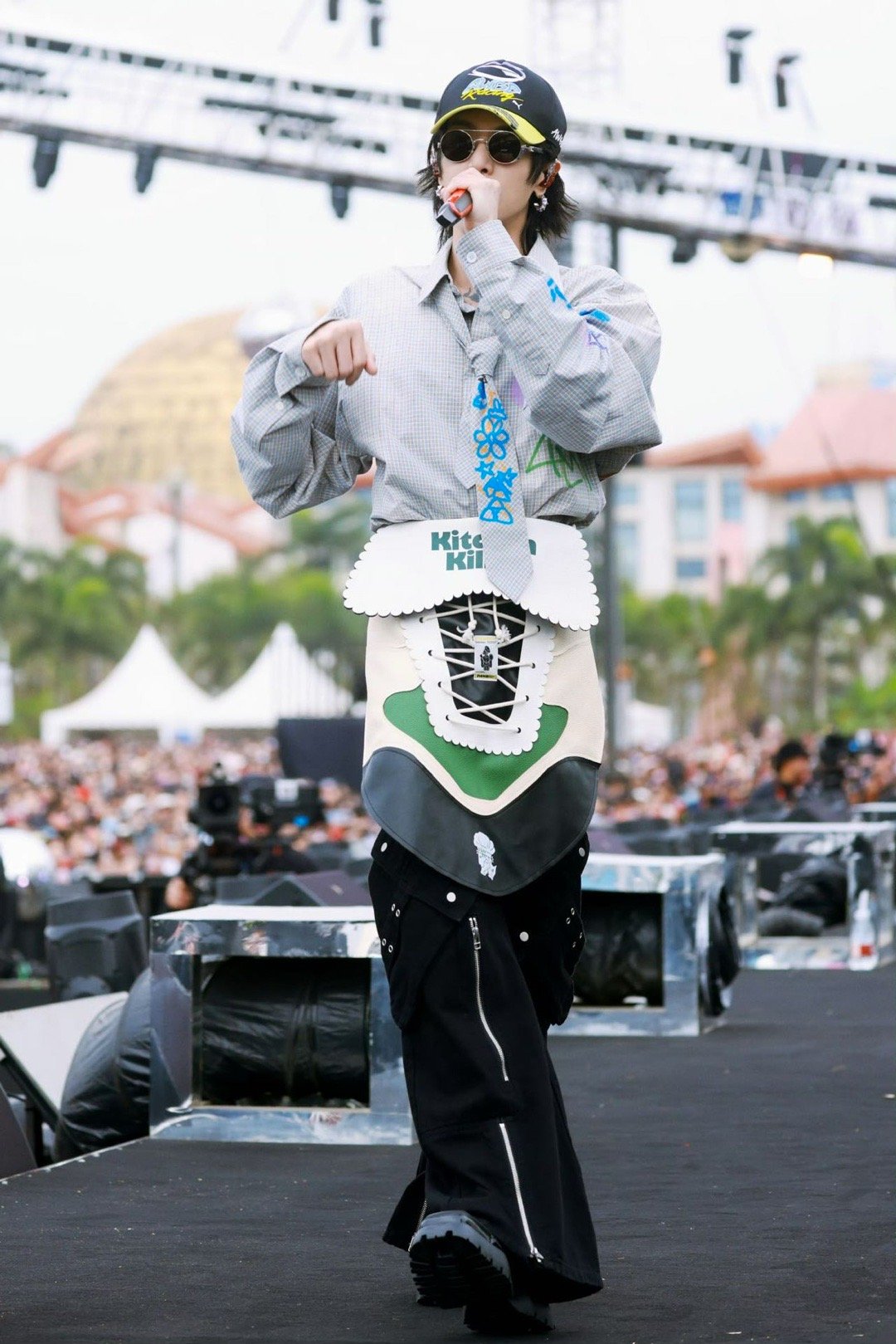 华晨宇迷完这边迷那边华晨宇一句“我迷完这边迷那边”直接点题，海口演唱会全程高