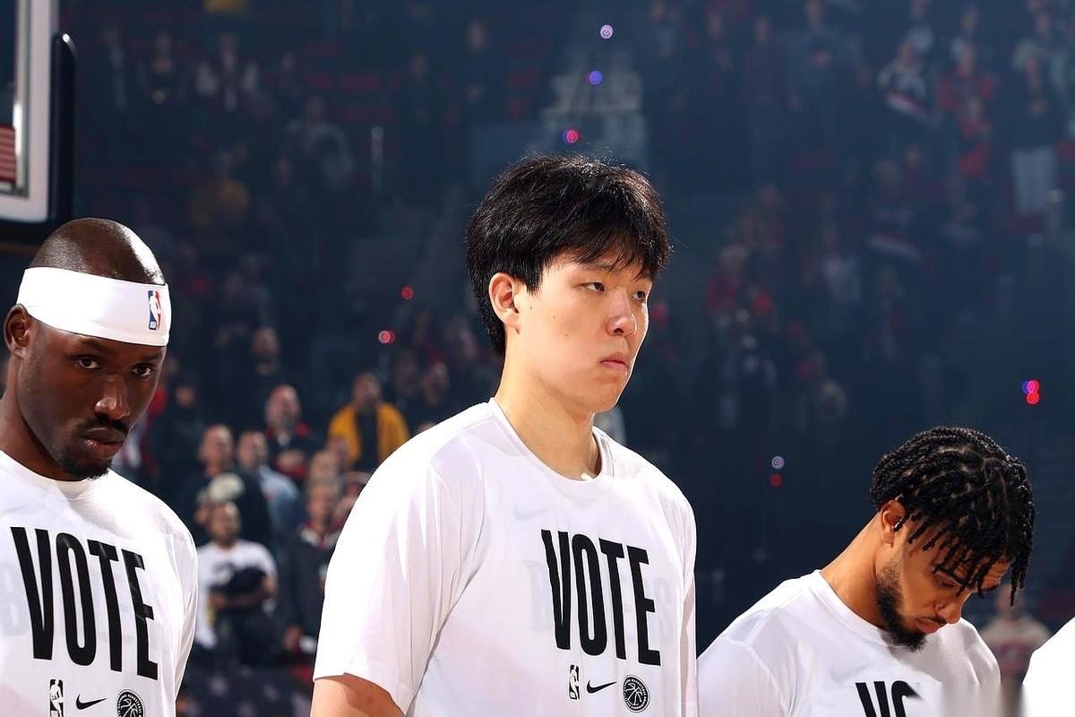 说白了，现在队里根本不需要另一个“好孩子”。人家那化学反应，好得跟蜜里调油似的