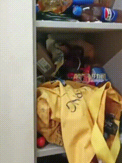 “活久见！”浙江义乌，一间不到20平米的出租屋，房东上门收房时，刚推开门就差点