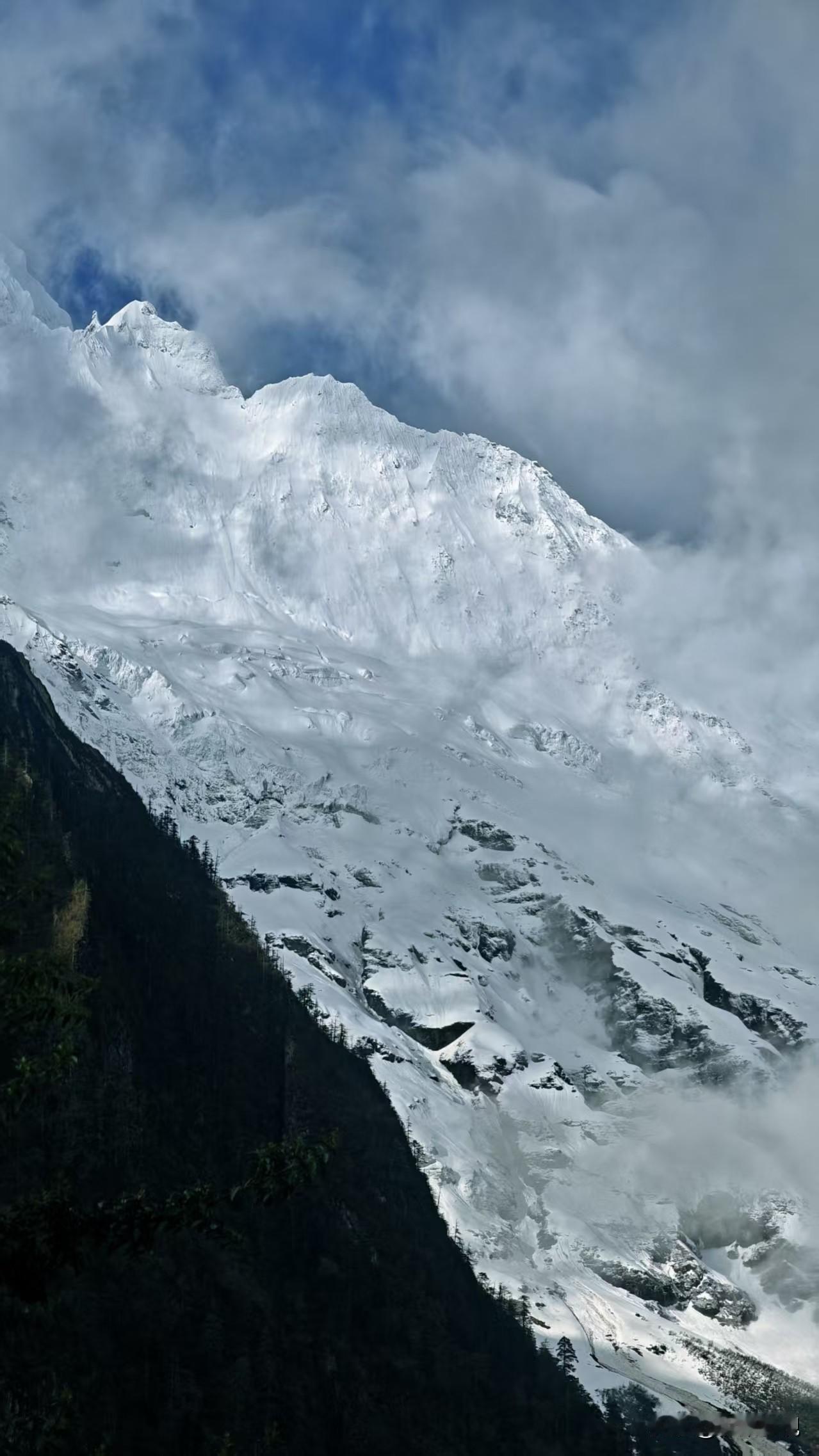 玉龙雪山的徒步之旅，简直是一场视觉盛宴！我去的时候，沿着山间小径前行，一路上的风