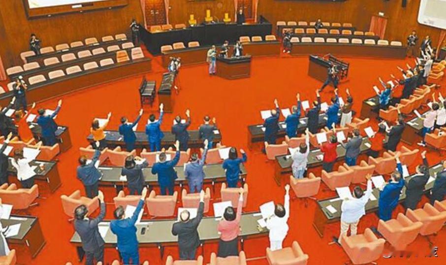 悬！蓝白就停砍公教退休金未达成共识版本，下午表决各吹各调，国民党立委必须全到场！