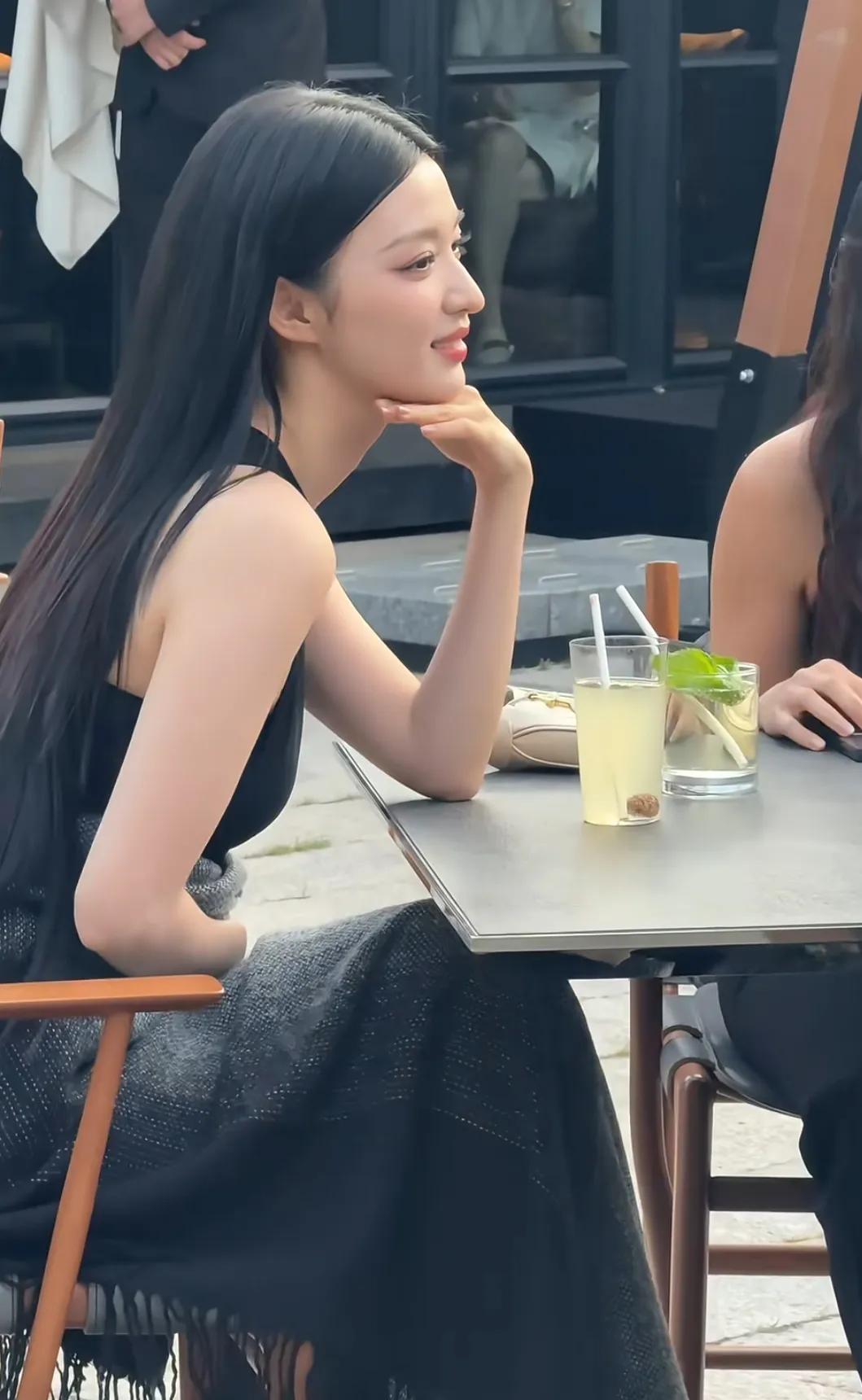王楚然喝饮料被网友偶遇本人真的太美了吧头发丝都散发着魅力气质这种东西真的是