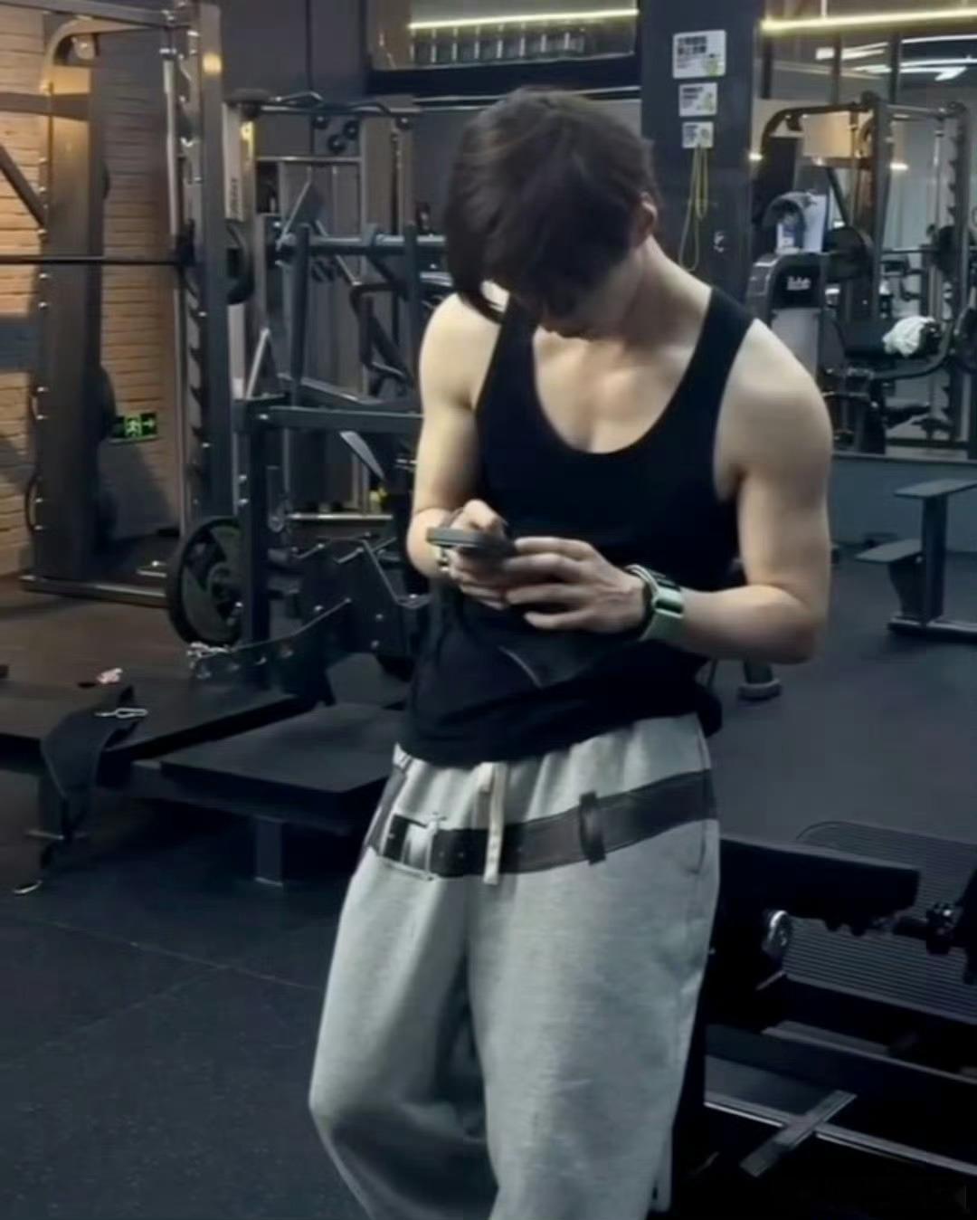 何与身材太好了！这肌肉，男友力杠杠的