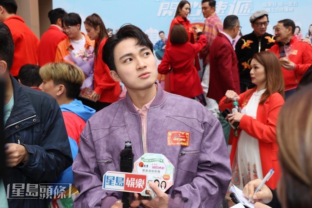 星岛：周嘉洛指陈瀅大把人追认识对方好朋友Howie力证感情无变：大家都好朋友