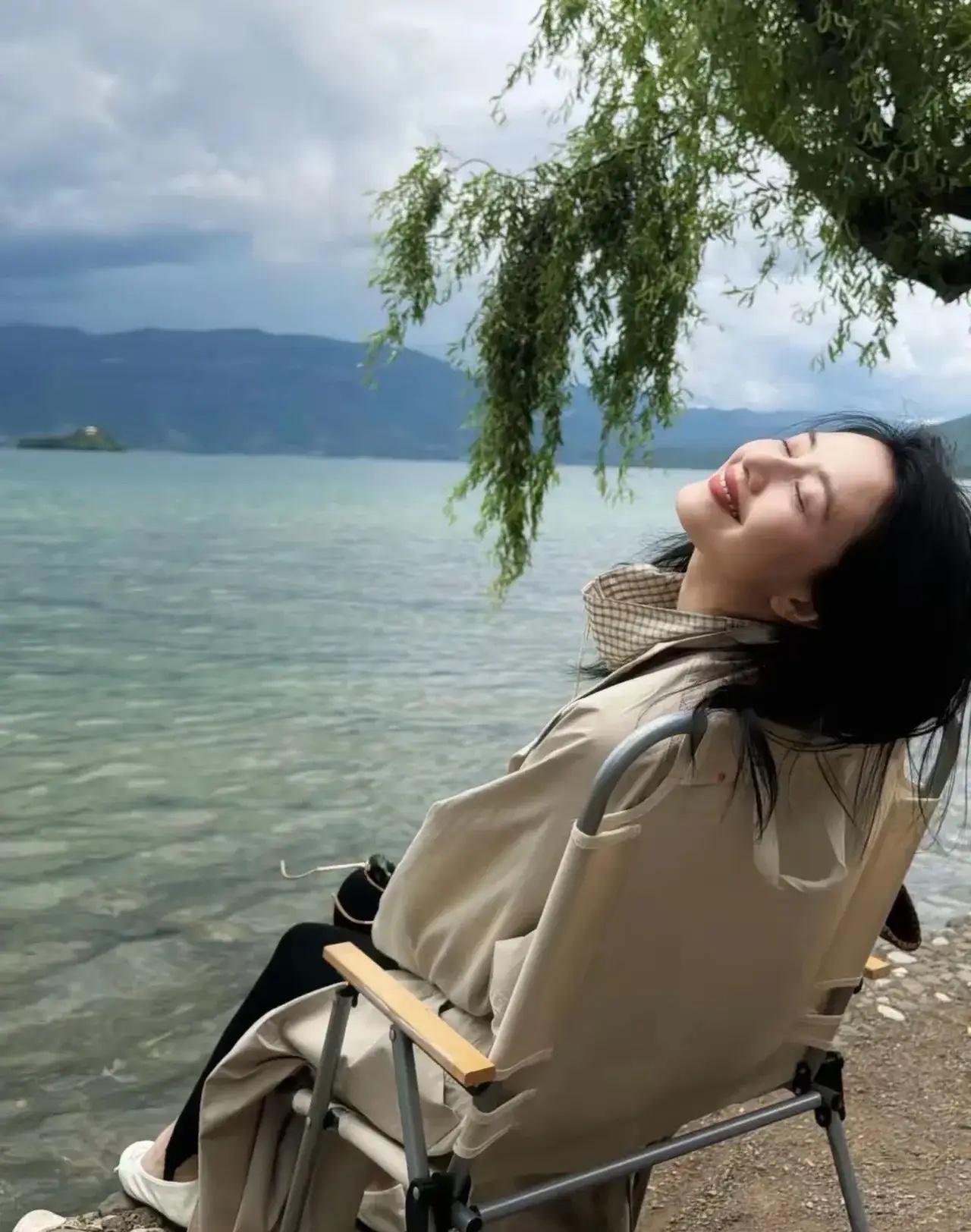 高圆圆这组旅居随拍真的被治愈了没有红毯盛装、没有精致摆拍，一身简约穿搭漫步山野