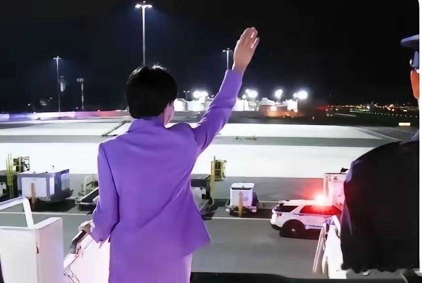 高市对着空停机坪挥手，这张照片火遍全网😂最近一张外交照片在网上刷屏。