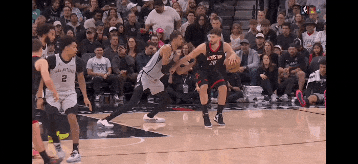 申京越来越脏啊，裁判也是真不吹，对面可是文班亚马啊，联盟也不给面子，放以前妥妥的