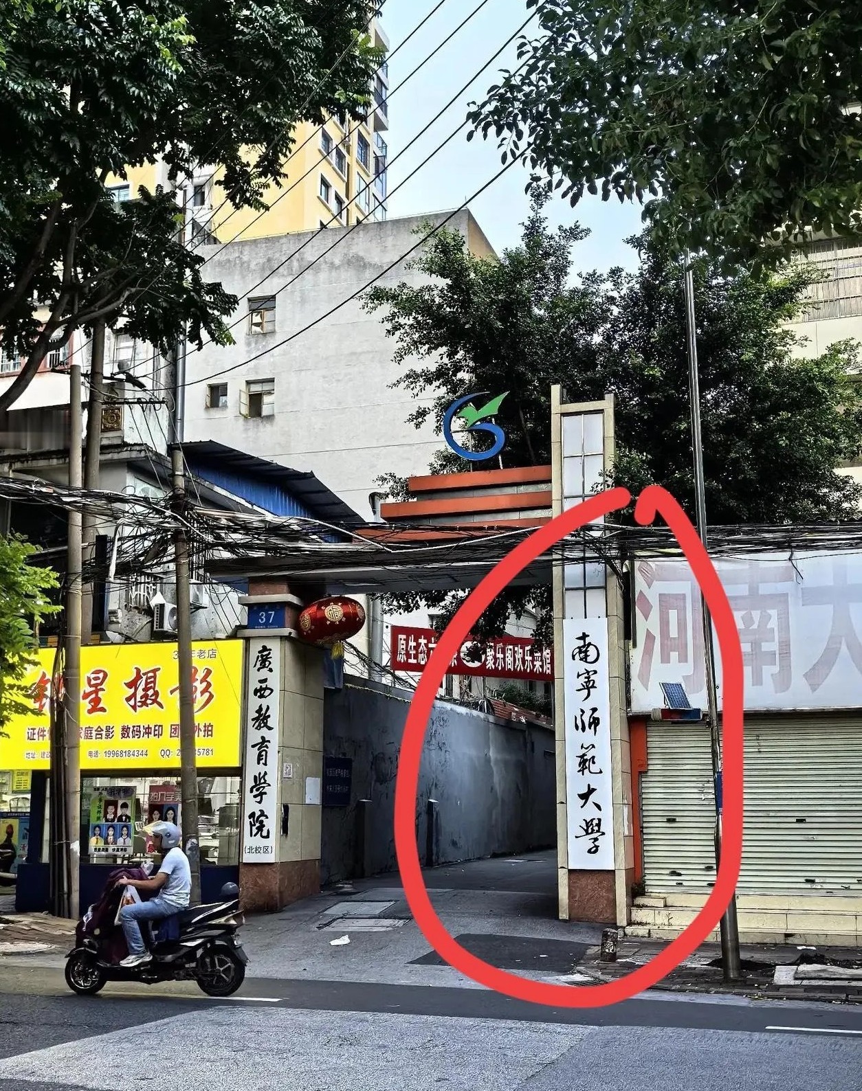 与我们印象中的高大上的大学大门相比，这里显得很异类！