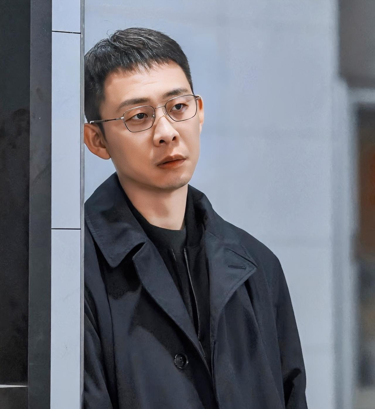 演员张译二封华表影帝终于得奖了，但是他准备退隐一段时间他说：“前几年集中上映