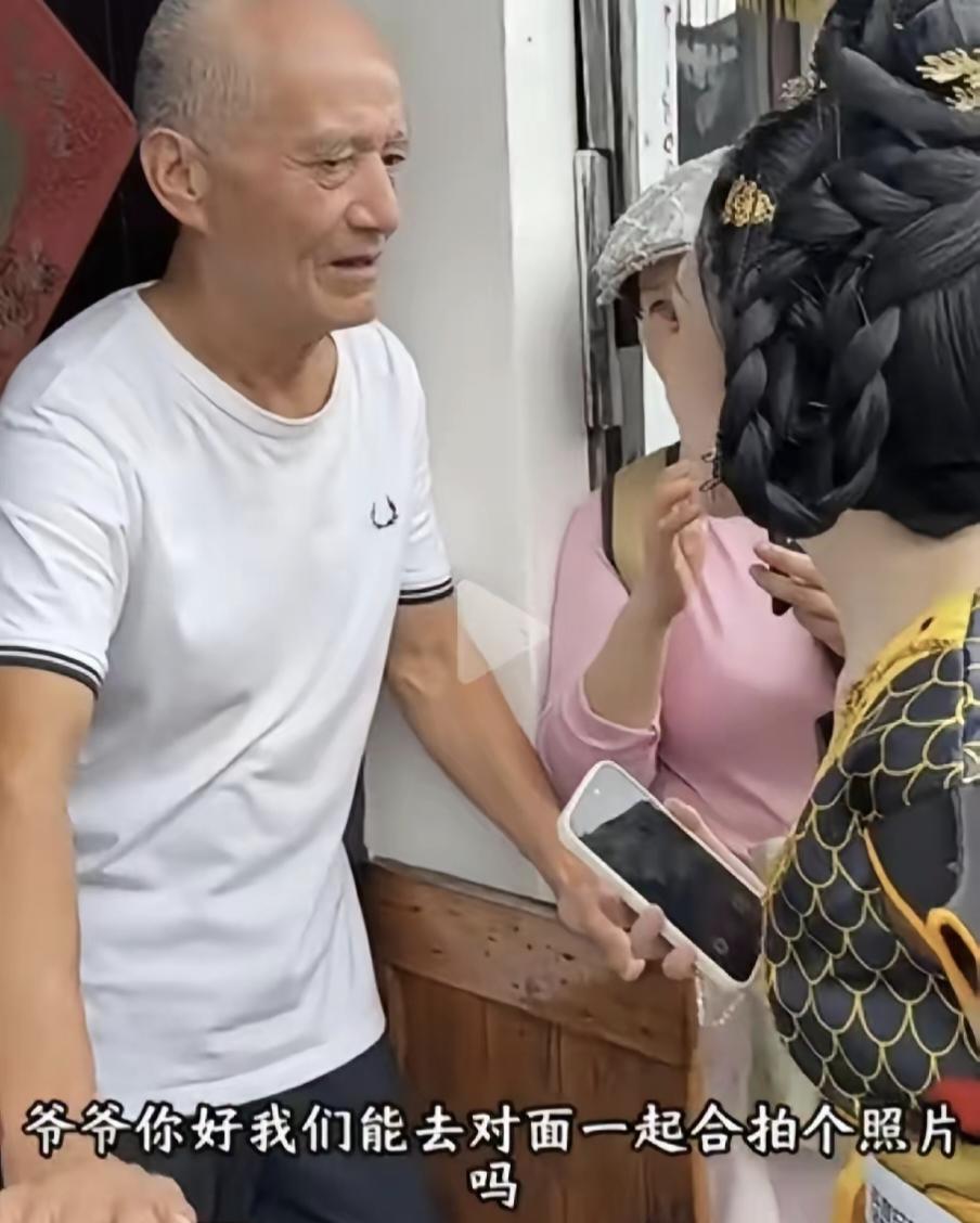 游客扮演蛇精追着合影，葫芦娃爷爷不堪骚扰，亲手剪掉七个青葫芦绍兴书圣故里75岁
