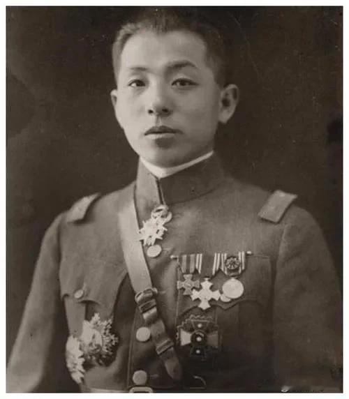 张学良放到现在相当于什么级别？说实话，用现代官职去套他，根本套不上——因为他的权