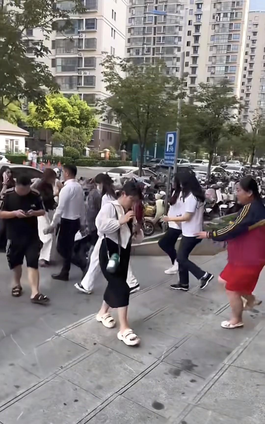 从群众中来，到群众中去！一直有网友说刘强东在宿迁的号召力仅次于项羽。今天他回宿