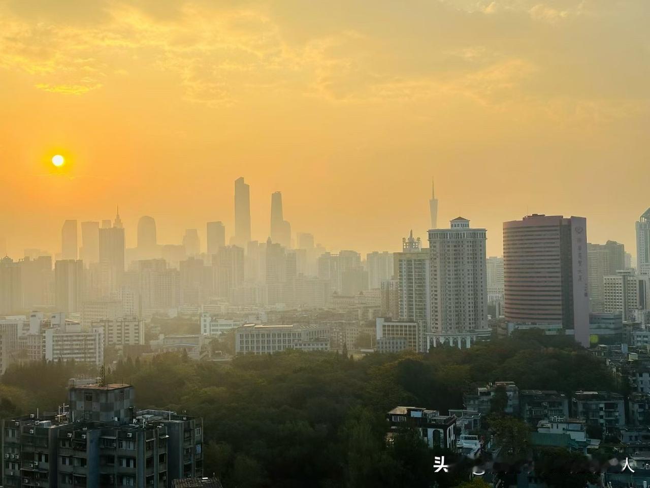 昨天手机响的时候，我看号码完全没印象，接通才听出是快十年没联系的老朋友。随口
