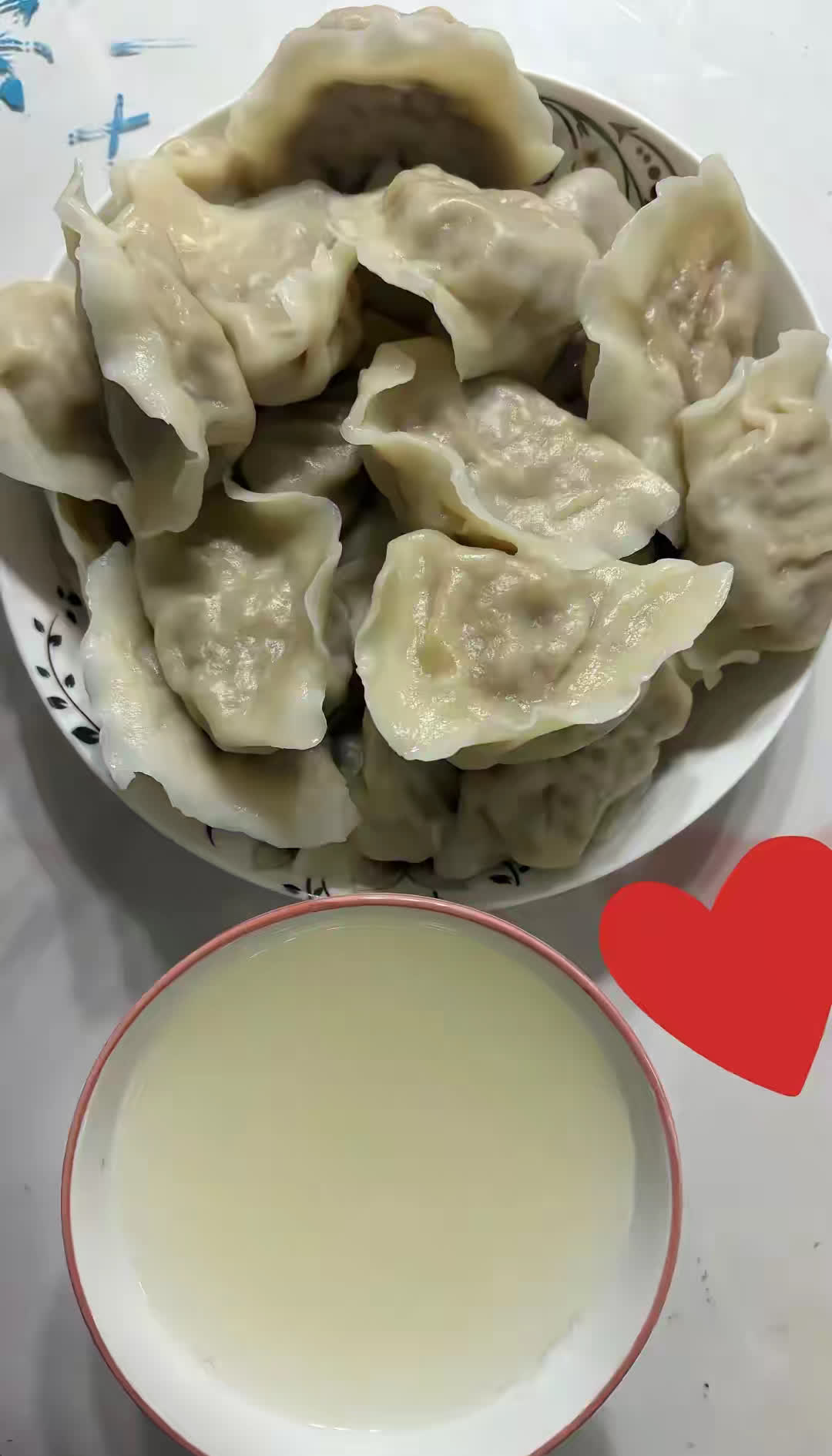 真是一家一个习惯。今天中午去闺蜜家，她包饺子，非得留我在她家吃，我盛情难却，就留
