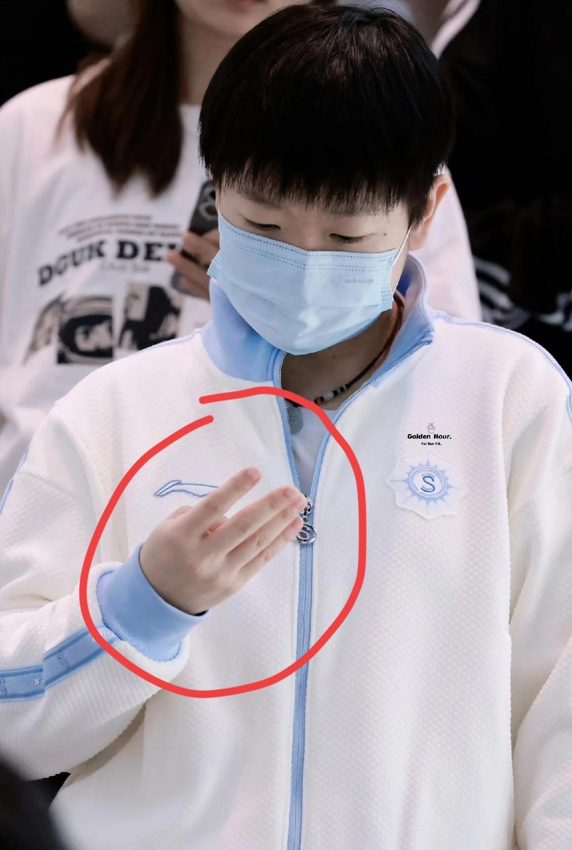 发现了吗？莎莎的手是真小，不仅手小，她的指甲盖也特别的小，如果不看脸，