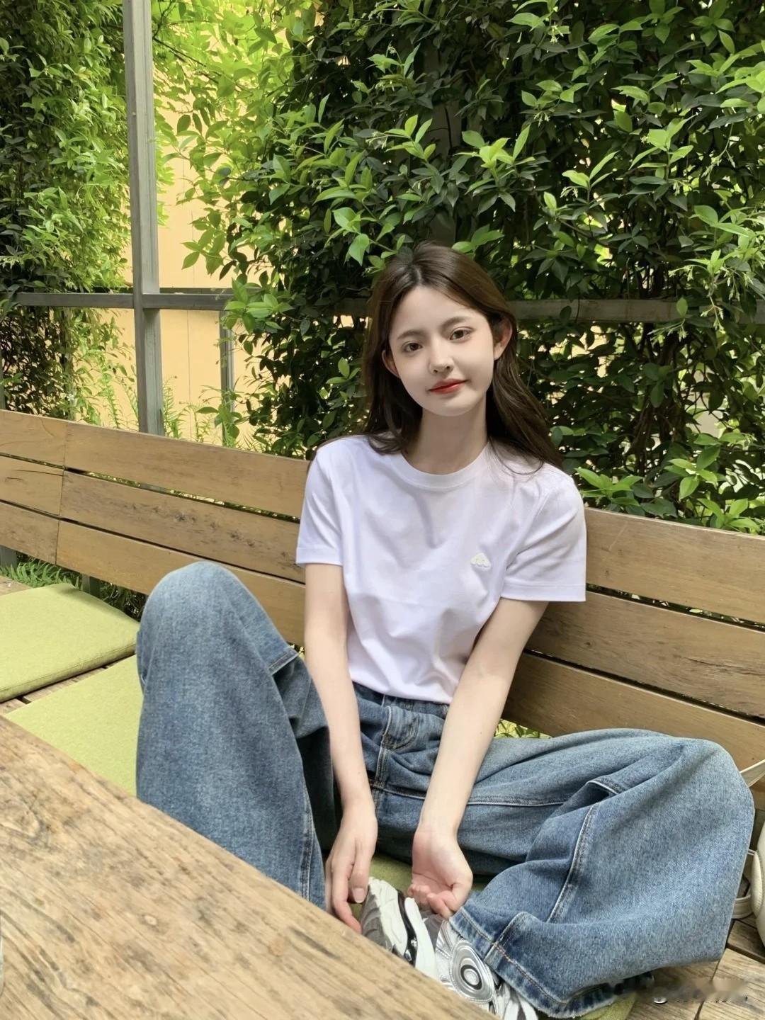 牛仔裤配白T恤，真的是春天里最简单也最耐看的组合。下午在公园闲逛的时候，看到个姑
