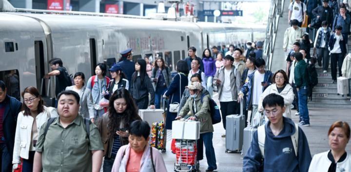 数据一出来，大家心里都有个数：咱这全国的总人口啊，又少了339万。31个省份里，