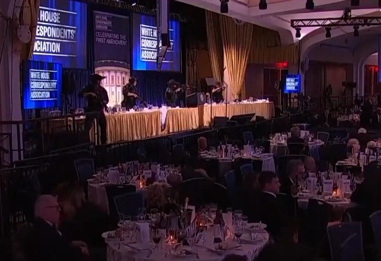 前方吃紧，后方紧吃。这是美国现在的真实写照。虽然，不知道白宫晚宴具体吃的