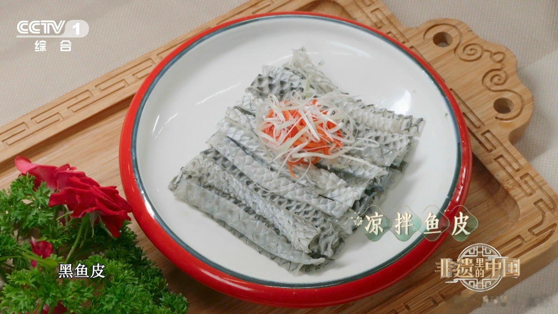 山东人把鱼鳞做成薯片口感山东全鱼宴鱼鳞也是道菜主打一个不浪费食材，山东厨师把鱼