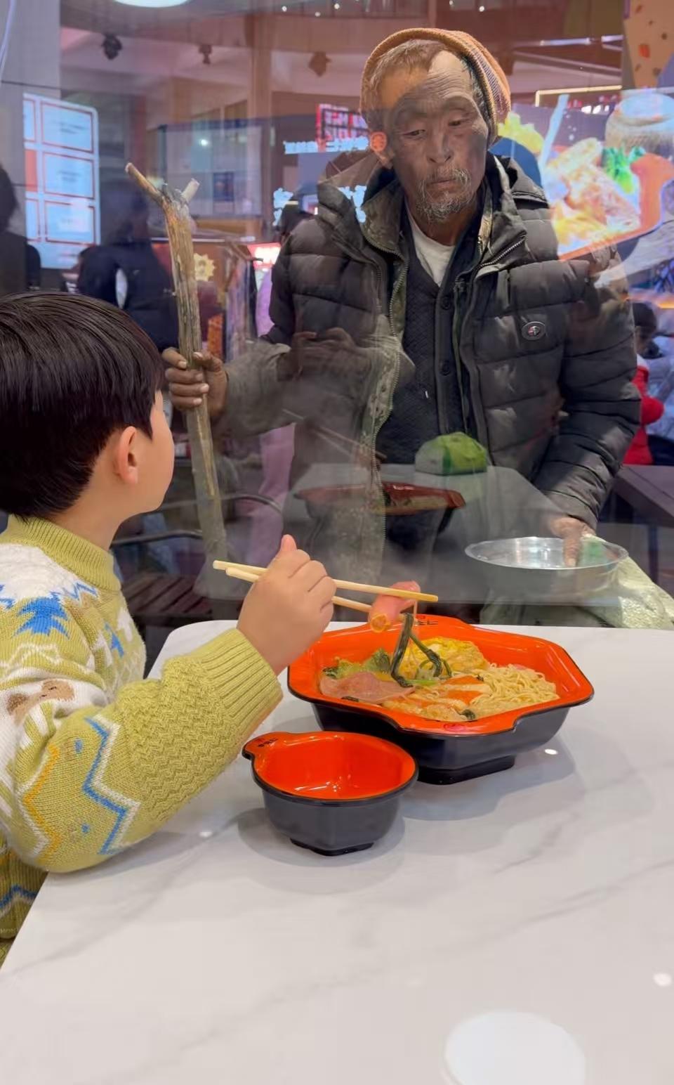 泪目！小男孩很喜欢吃麻辣烫，缠着妈妈带他去吃，可是麻辣烫刚端上来，一位衣衫破旧的