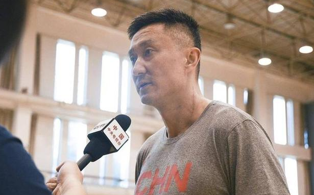杜锋表扬张昊