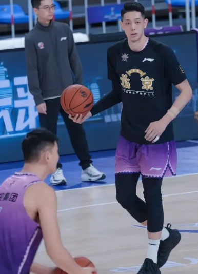 盘点:CBA新赛季性价比偏低5位顶薪球员:1.范子铭(北京) 4年顶薪合同还