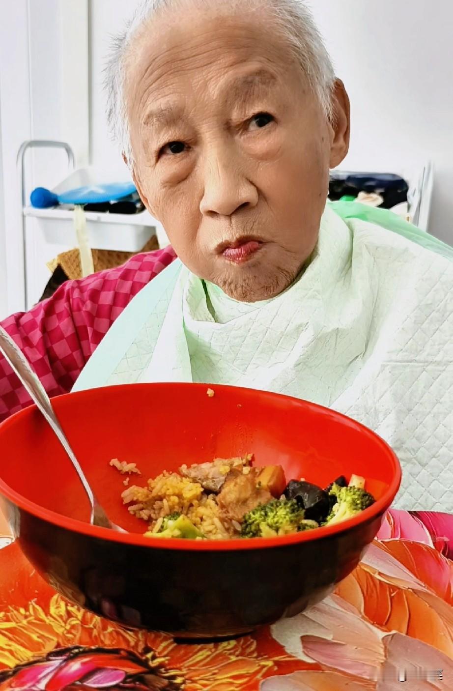 在女儿家没人喂饭，脑梗老妈很伤心，但偶尔也高兴。记录我的2026我妈今年8