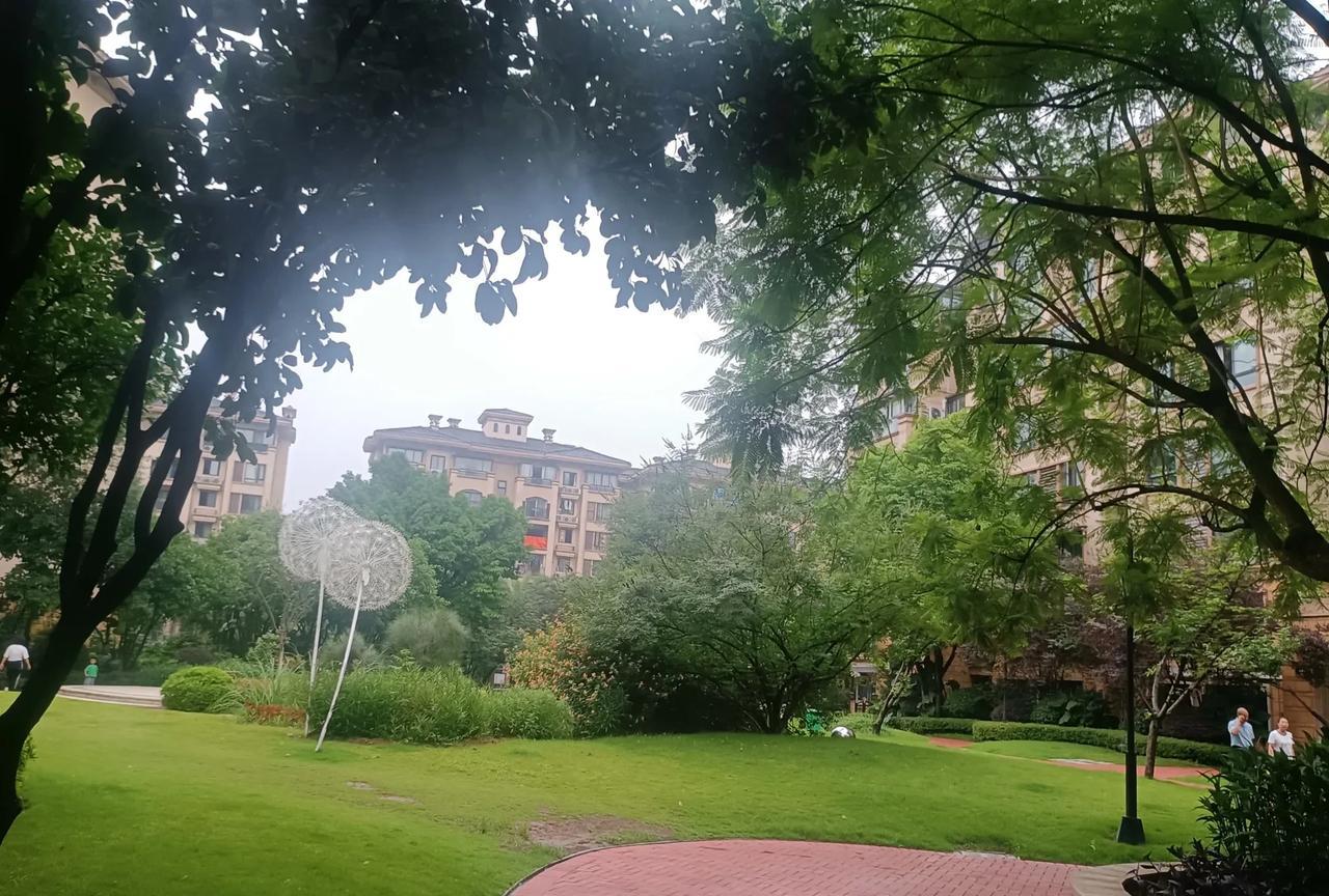 咱学校有好几个家庭是最幸福的：全家人都是教师。父母当教师，儿或女也是教师。将