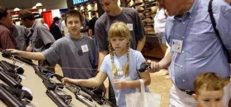 明明近4亿支枪在手，美国人造反为啥比登天还难？说白了，美国人手上的枪就是看着唬人