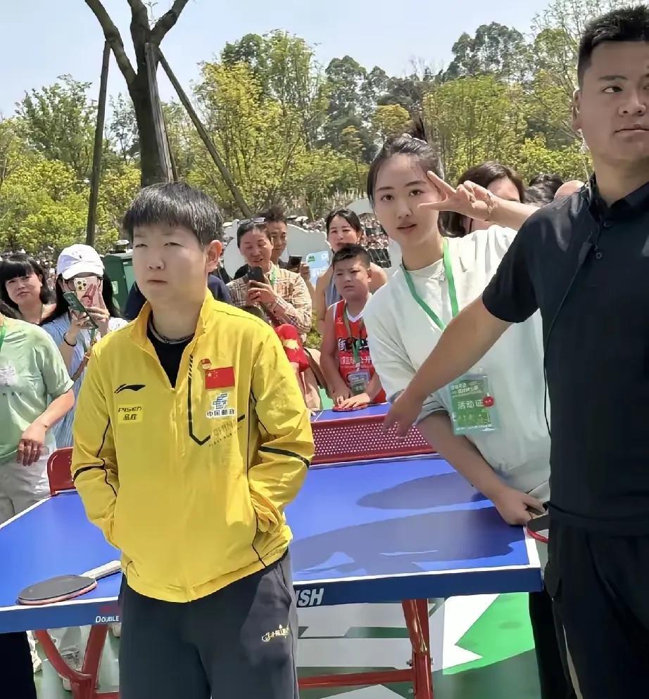 严重同意王励勤的做法，正在成都集训的国乒出来做公益活动，王励勤要求不准单独采
