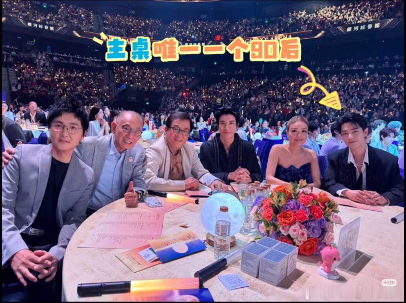 微博之夜内场疑似某85花为了争C位把肖战的座位条给撕了。最开始安排辛芷蕾旁边坐的