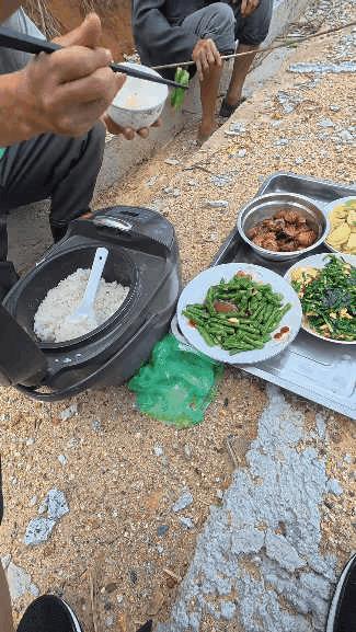 🌛“农村人就是实在！”江西一小伙上山钓鱼，花40块请村里大爷送个饭，结果大