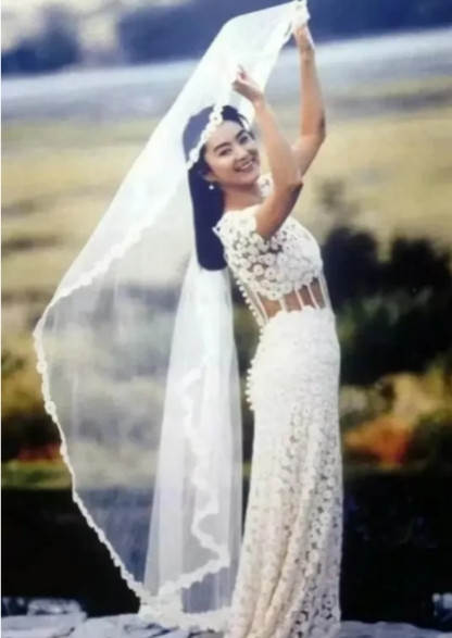 1994年，40岁的林青霞下嫁富豪邢李㷧，她相中了香奈儿1993年春夏高定的这款