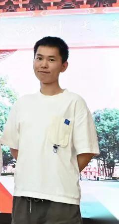 “口罩都没摘，他咋看出来的？”苏州母女俩刚进诊室，刘医生扫一眼：“垂体瘤，跑