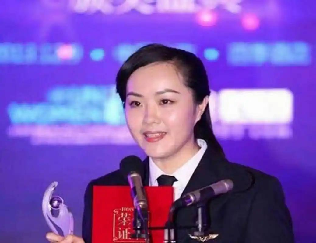 执飞曼谷航线的国航女机长王峥，在客机平稳停靠机位、即将开启舱门的节点，捕捉到了机