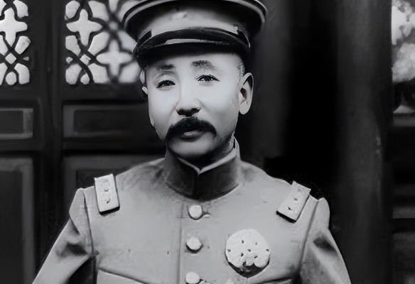 张作霖路过一个修鞋摊，见鞋匠干活慢，抬脚就踢了一下。鞋匠反手就给了他一巴掌，骂道