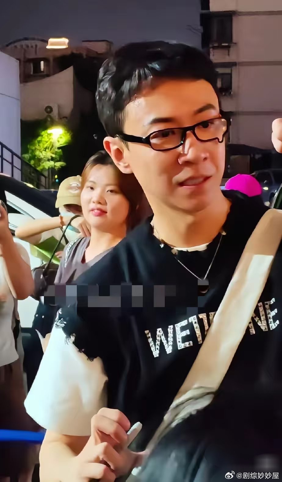 张维伊换造型了，假发片刘海不戴了，耳机不戴了，换成狗啃刘海了[doge]​​​