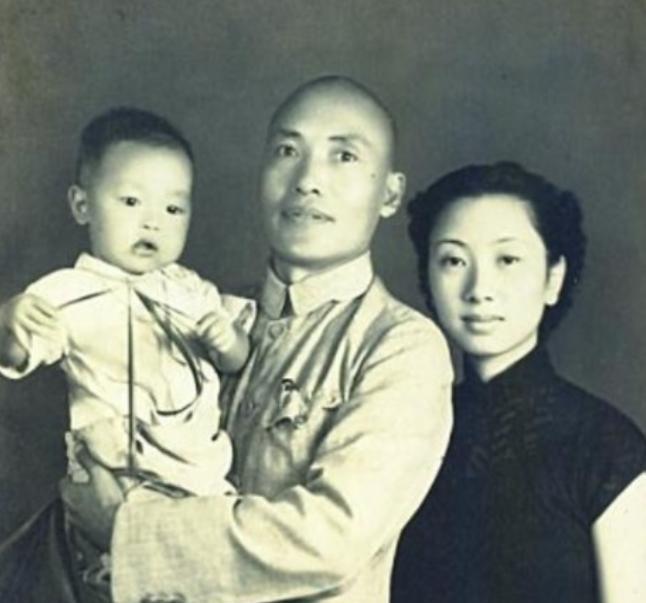 1936年，一名国民党中将跟随红军走完长征，谁知等到了延安，毛主席却对他挥了挥手
